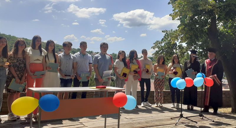 20.06.22 езикова отличници.jpg